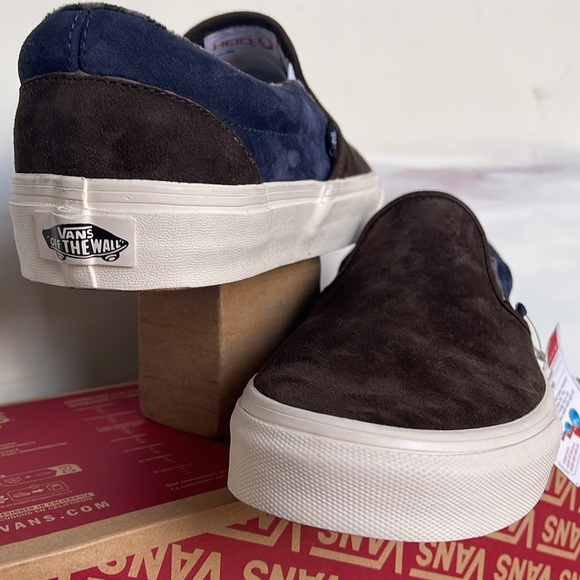 Vans Men’s Classic Slip-On
Pig Suede Plaid Brown/Navy
VN000BVZBF1
Sneakers - Picture 10 of 16